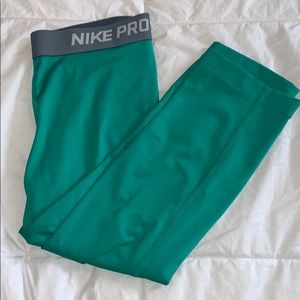 NIKE PRO GREEN CAPRI LEGGINGS 💚💚